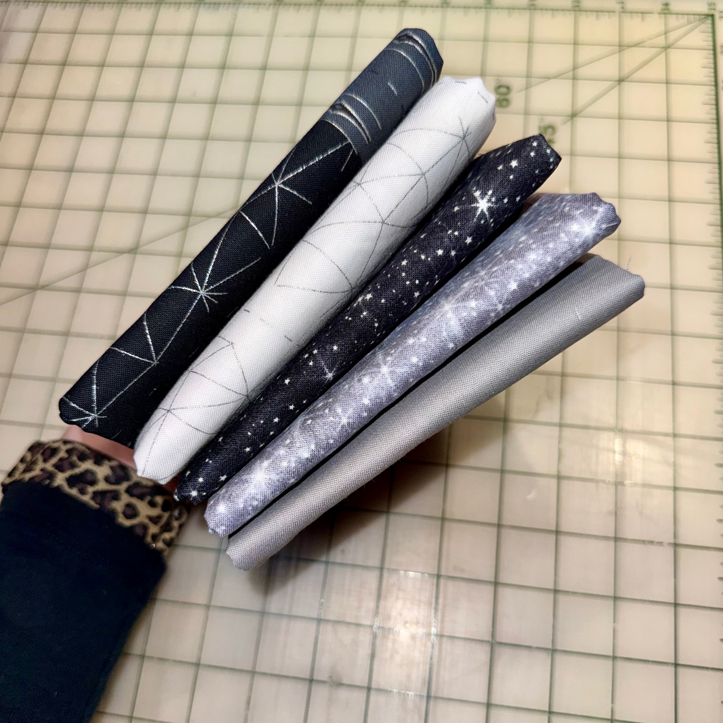 🏡 Midnight at the Cottage - Fat Quarter Bundle Cottage Garden